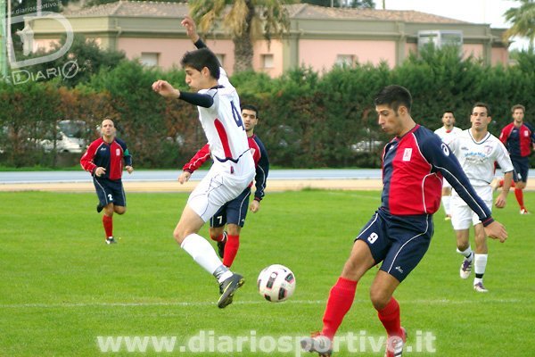 Piscedda in elevazione, mentre Roberto Ortu controlla un pallone